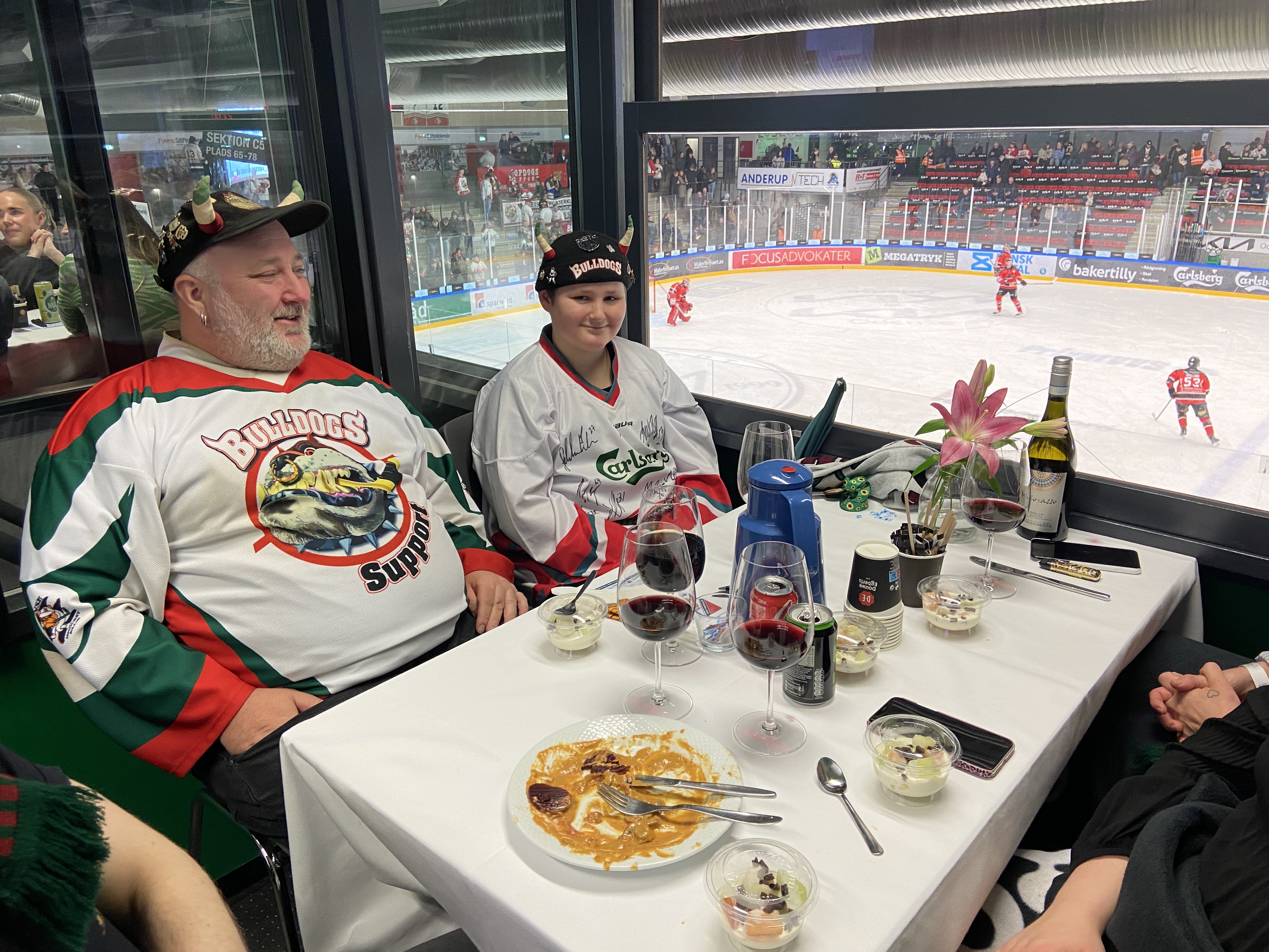 David og sin familie fik en på opleveren, da de blev inviteret i en Skyboks af OK Gulve