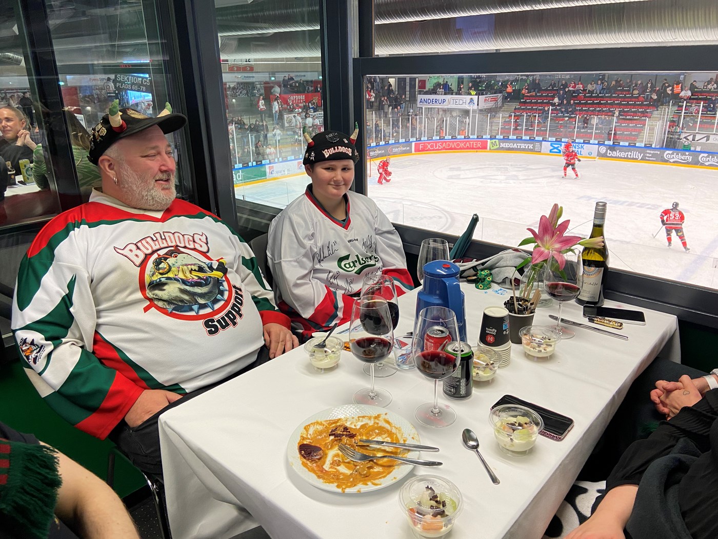 David og sin familie fik en på opleveren, da de blev inviteret i en Skyboks af OK Gulve